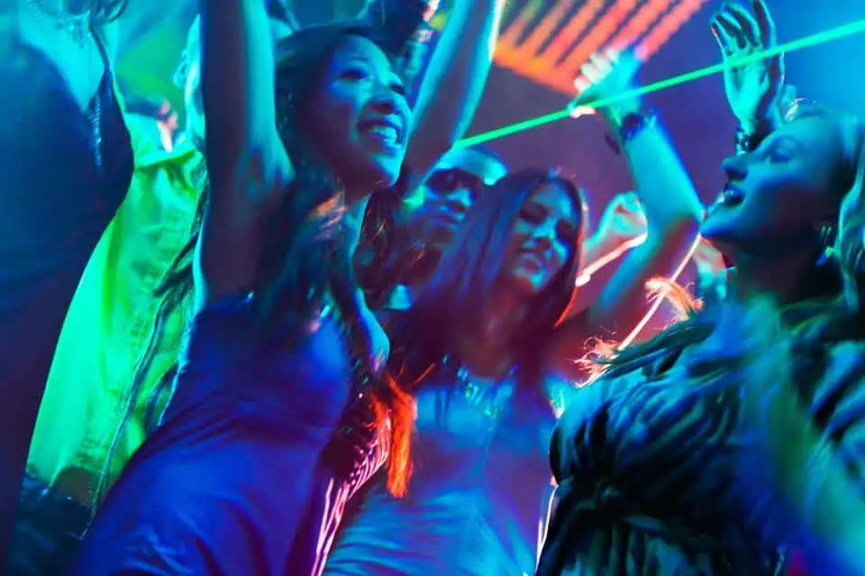 Japan-nightclub-dancing