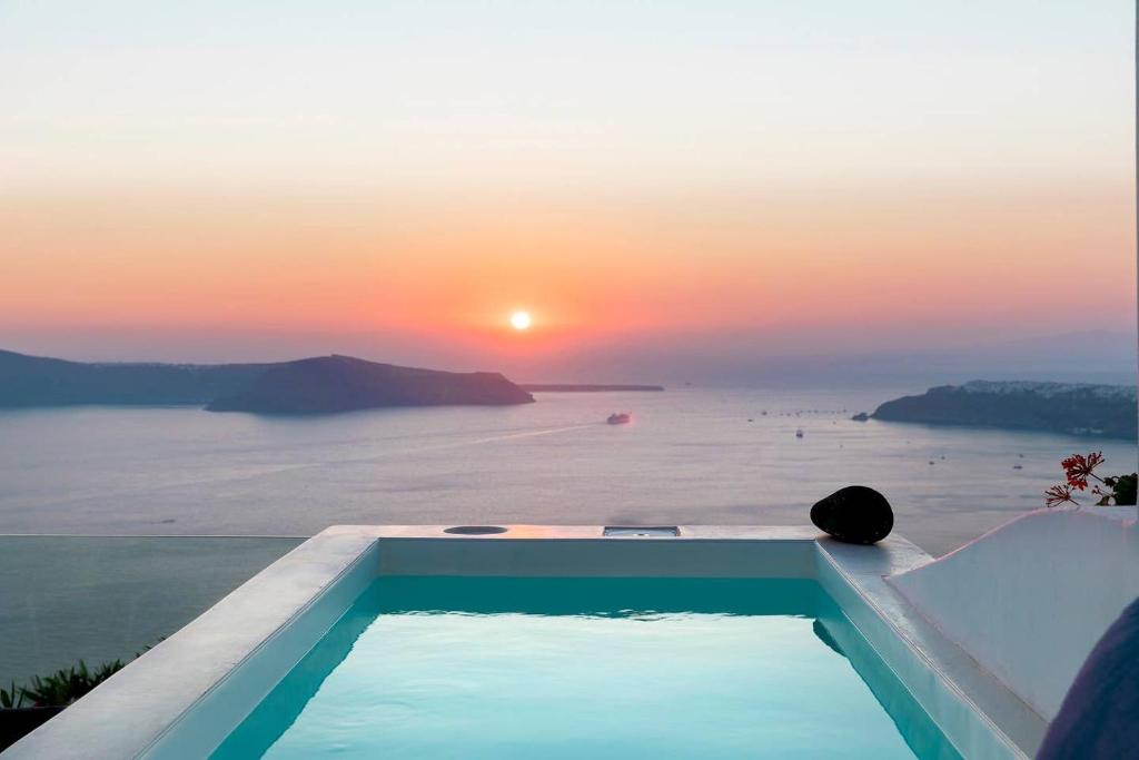Pool with ocean view at sunset at Aether Suite, Imerovigli Santorini
