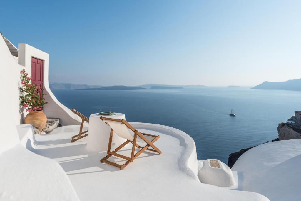 Stairway with ocean view at the Sculptor's cave house by Cycladica, Oia Santorini